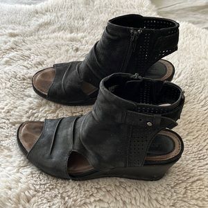 Earth brand distressed nubuck gladiator wedge sandal size 7